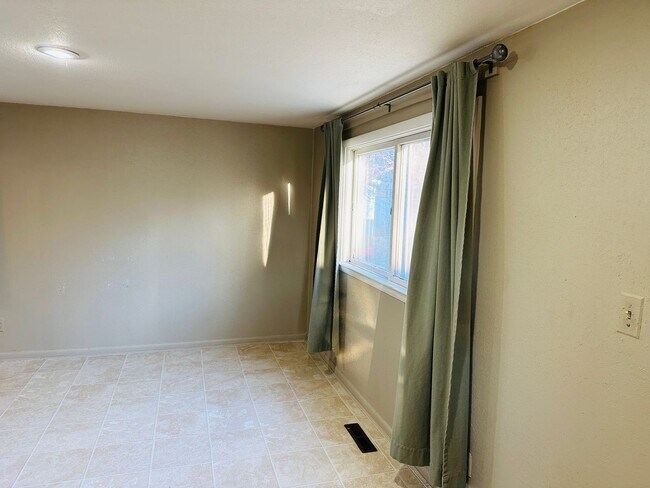 Building Photo - 720 1/2 S. 32nd St.