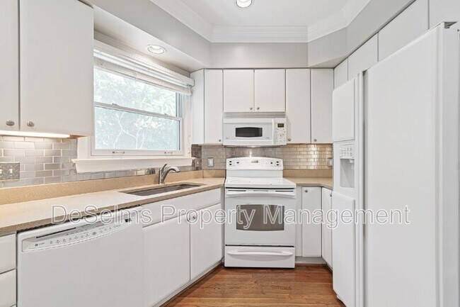 Building Photo - 3011 Woodlawn Dr