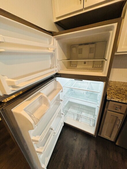 Building Photo - 550 New Holland Ave