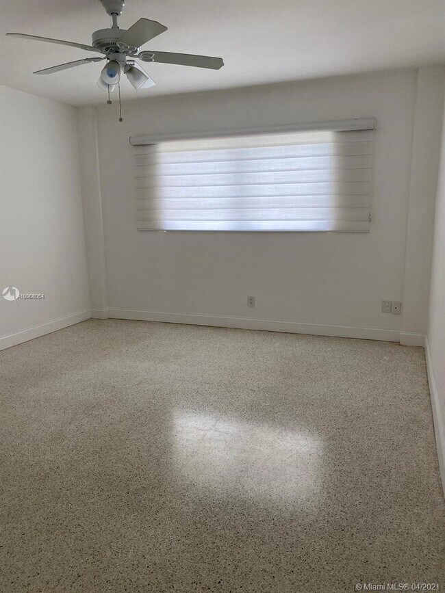 Building Photo - 9700 W Bay Harbor Dr