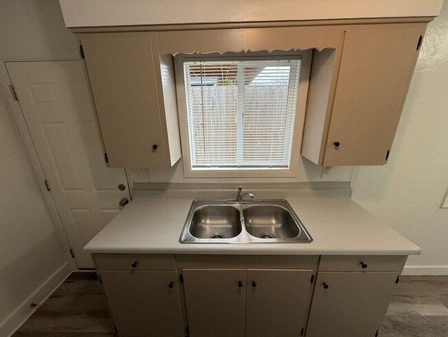 Building Photo - 1566 Bellevue St SE