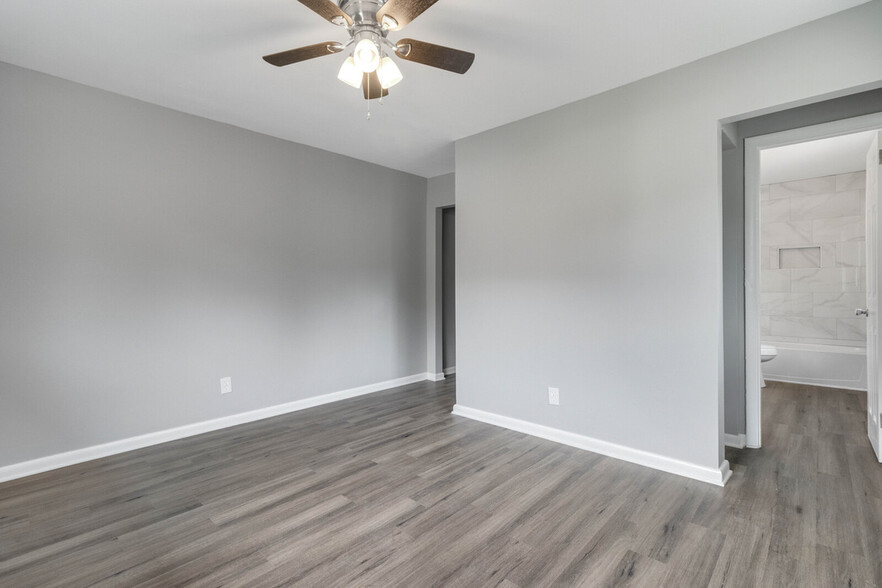 Master bedroom w/ ceiling fan - 2058 Nettie Ct