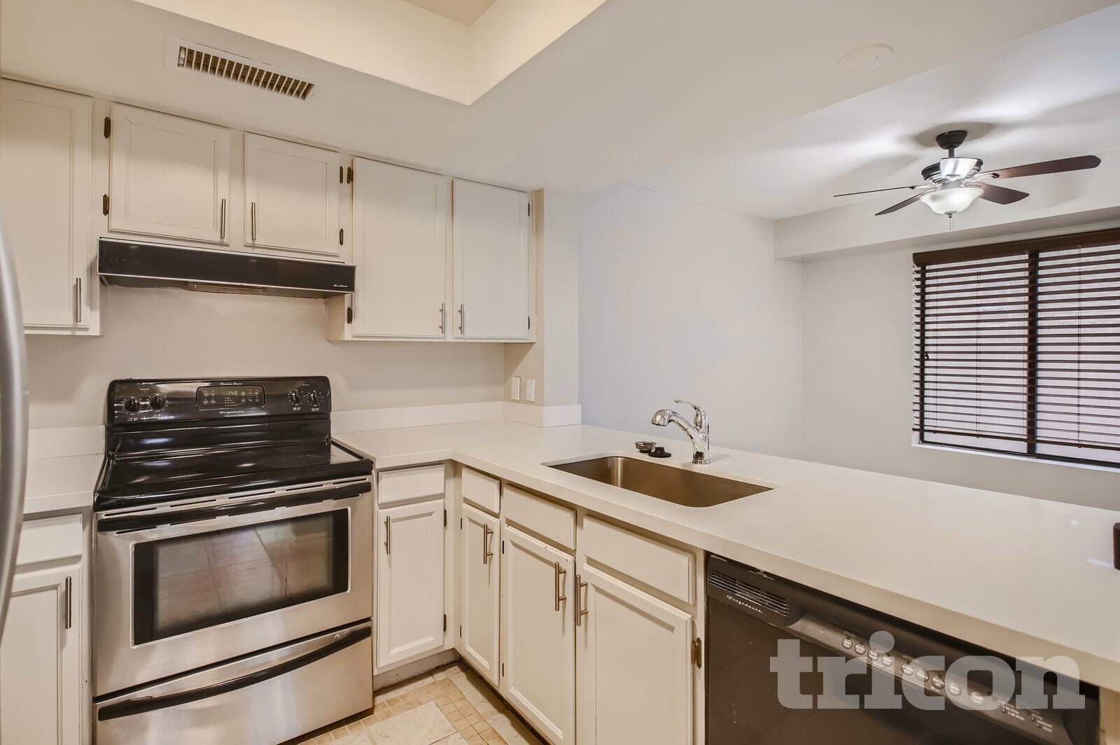 Building Photo - 2455 E Broadway Rd