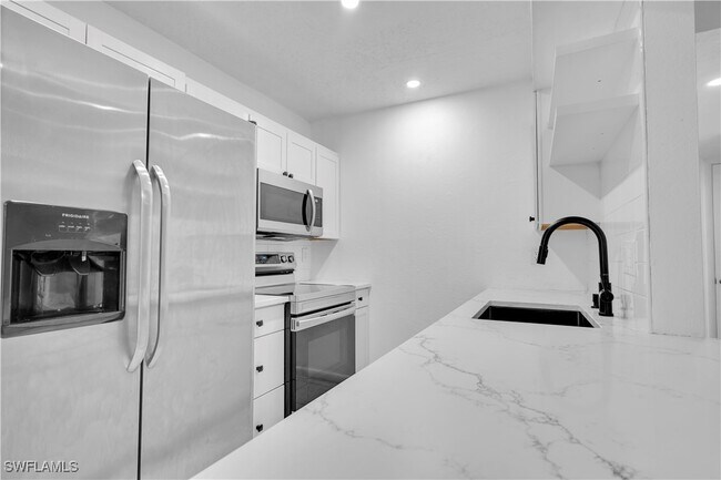 Building Photo - 4601 Bayshore Dr