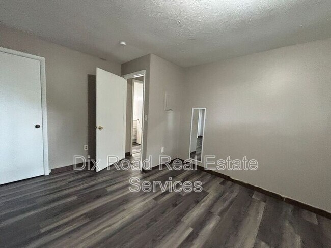 Building Photo - 739 Trumbull St