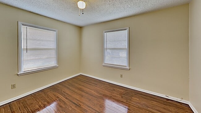 Building Photo - Charming 3-Bedroom Home with Spacious Living & Outdoor Retreat!