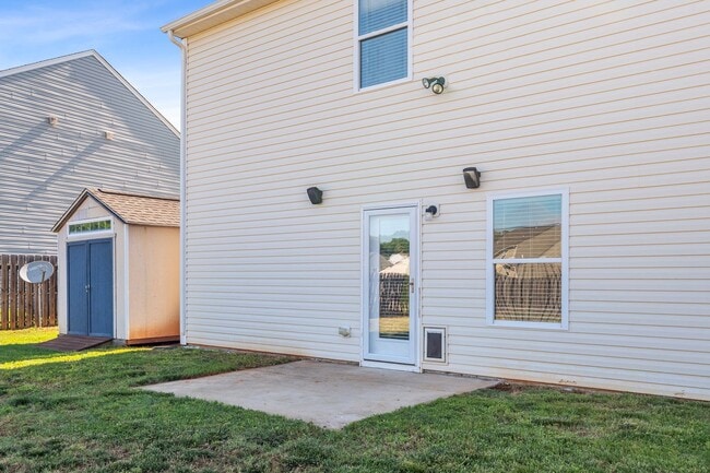 Building Photo - Newer Home, Granite Counter-Tops, Wood Laminate Flooring, SS Appliances, Garage, Fenced, Must See!