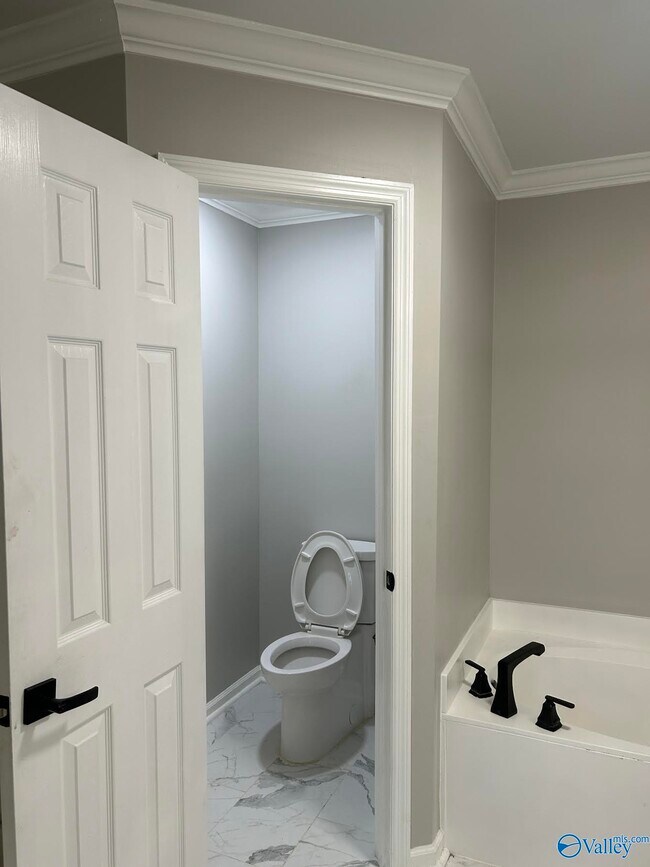 Building Photo - 2012 Fairway Hills Dr