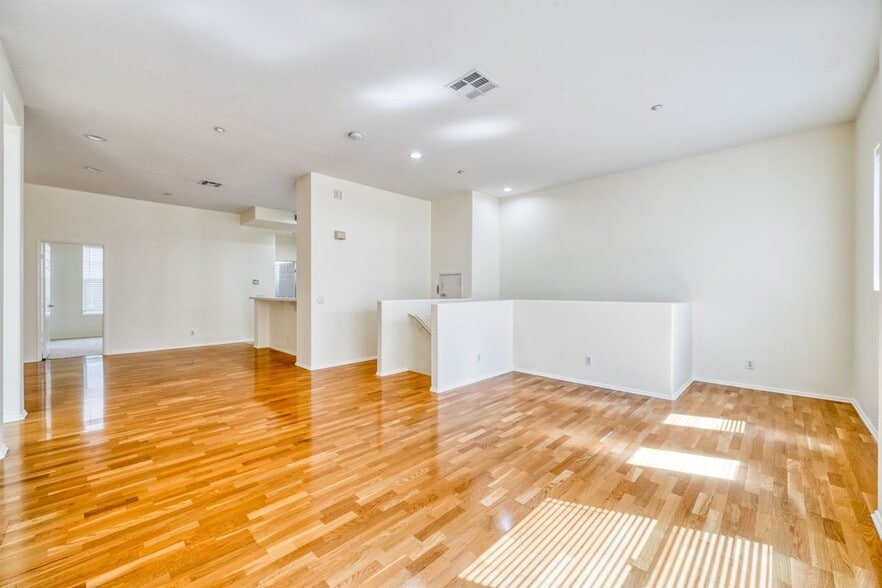 Building Photo - 1133 Jewett Dr