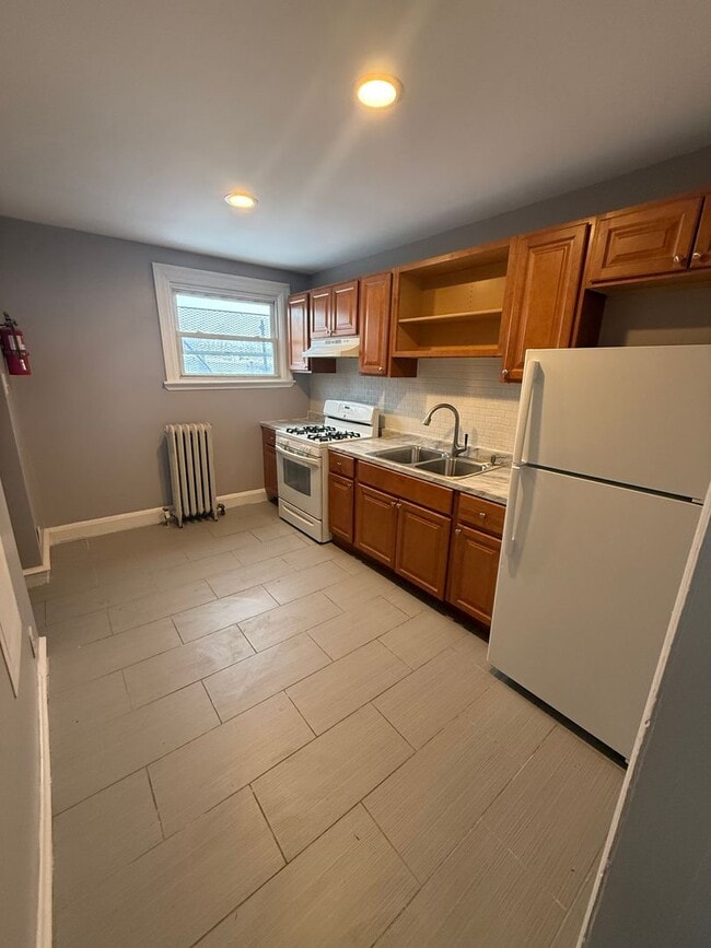 Building Photo - 514 W Champlost Ave