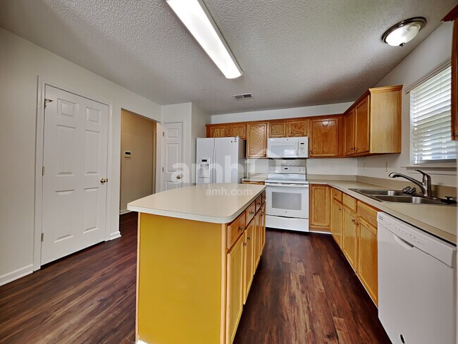 Building Photo - 6308 Dumont Ln