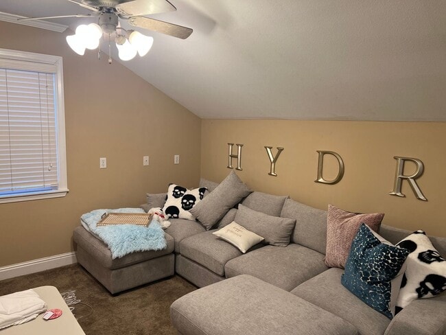 Building Photo - 6 Bedroom Pierce Ave