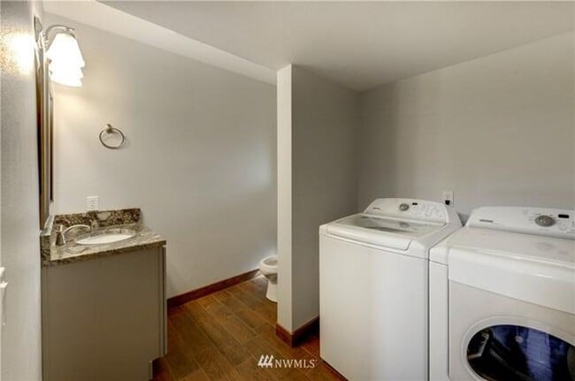 Building Photo - Edmonds Rental Home – Updated 3 Bedroom in...