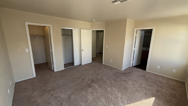 Building Photo - Move in Ready 3 bedroom 2.5 Bath Townhome