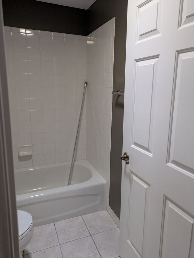 Building Photo - 866 Oak Forest Dr