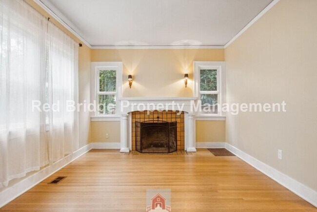 Building Photo - 2619 NE Flanders St