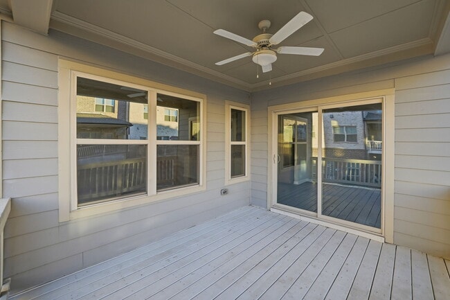 Building Photo - 318 Commons Ave