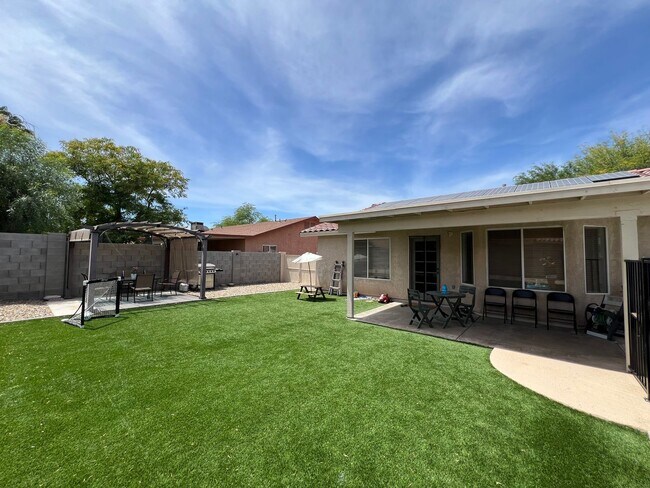 Building Photo - SOLAR & POOL HOME!