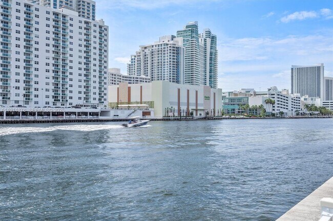 Building Photo - 1000 Parkview Dr