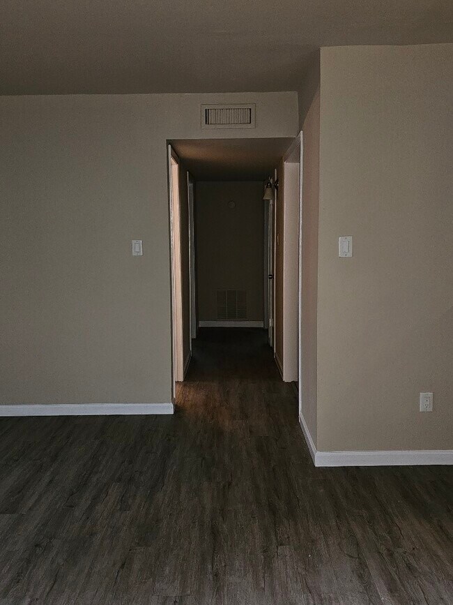 Building Photo - 6815 Beachwood St