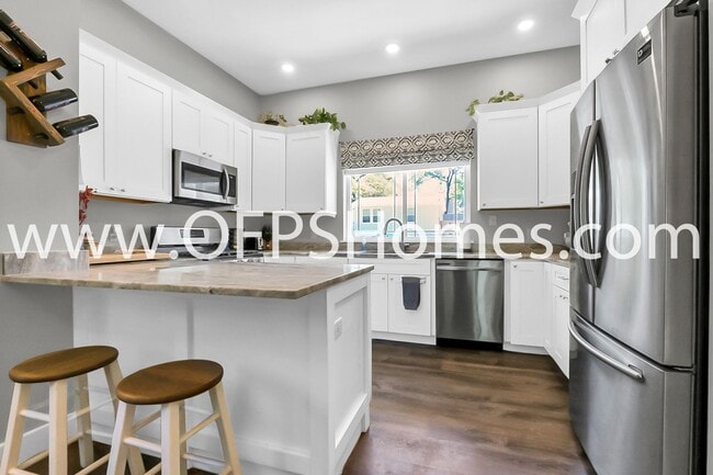 Building Photo - 712 Cypress Dr