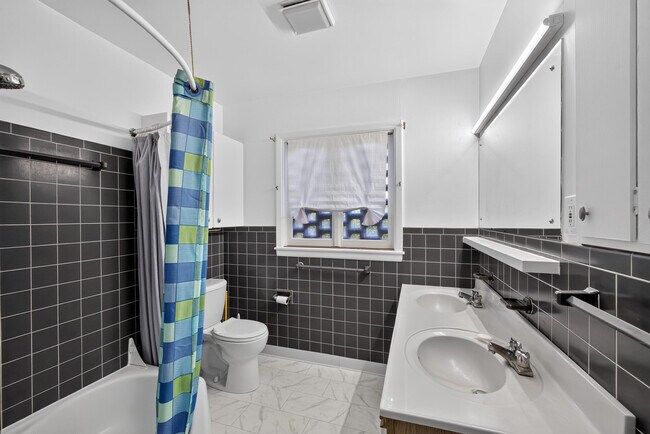 Building Photo - 2205 Country Club Dr