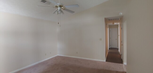 Building Photo - One Level home with 3 bedrooms,2 bath  Large back yard!       26032326