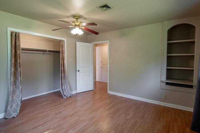 Building Photo - 2 Bedroom North Redding Home with Bonus Room. Completely Fenced!