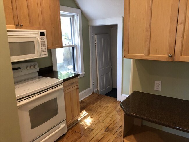 Building Photo - 4BR 2BA HOME IN UPTOWN AVAILABLE 10/4!