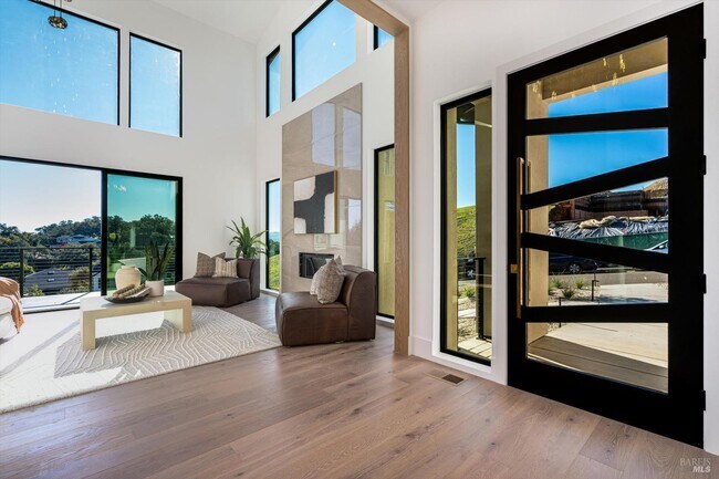Building Photo - 1580 Clear Ridge Dr