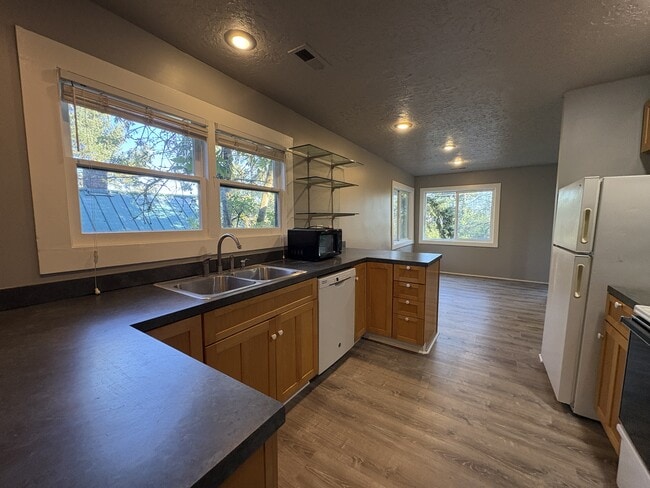 Building Photo - 1275 SW College St