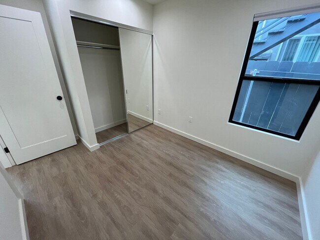 Building Photo - Newly Remodeled 2 Bed 1 Bath Unit in PB