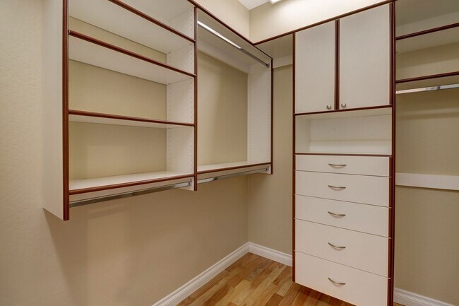 Building Photo - Incredible Home with Lake Views!