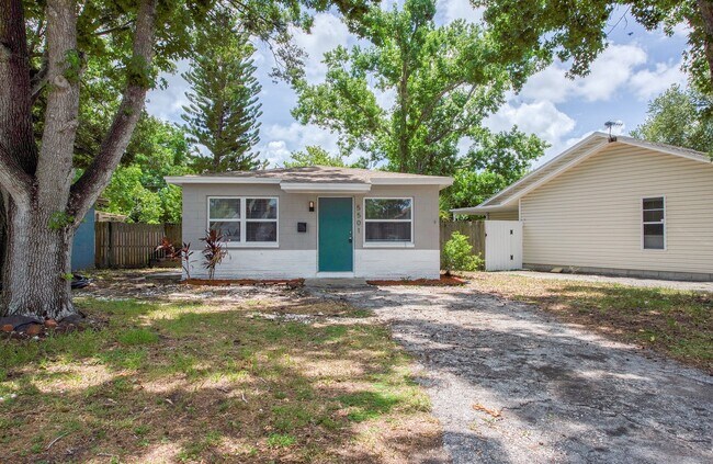 Building Photo - 5501 Kelly Dr N