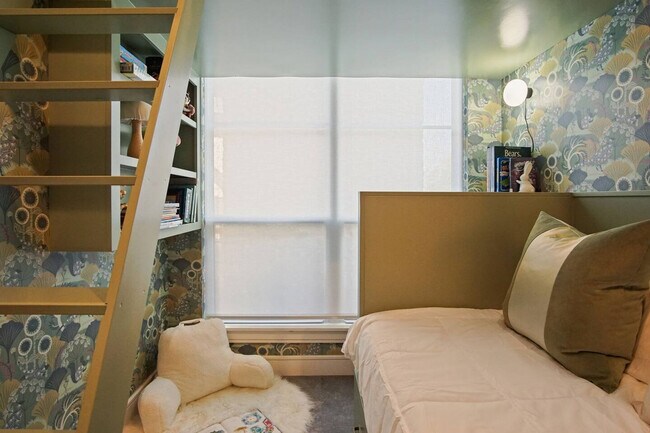 Building Photo - 225 W 1st St