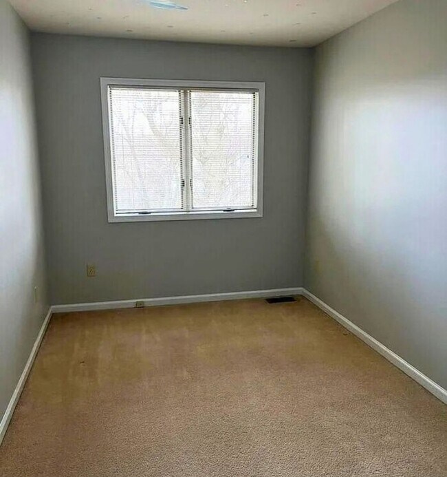 Building Photo - 3 Bedroom 2.5 bath End-Unit Orchard Valley Townhome in Kennett Square