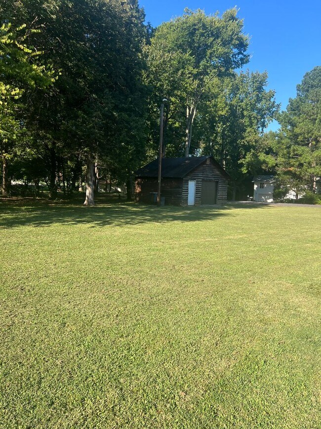 Building Photo - 5950 Navajo Trail