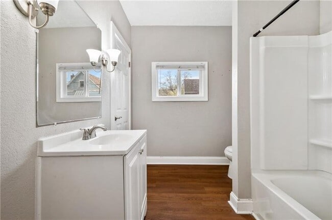 Building Photo - Charming 2-Bedroom Home with Tall Ceilings & Backyard Deck in Coraopolis