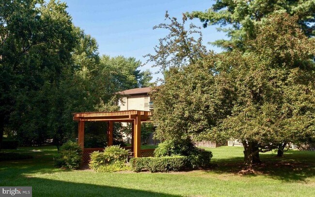 Building Photo - 2850 Dover Ln