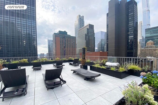 Building Photo - 150 W 51st St