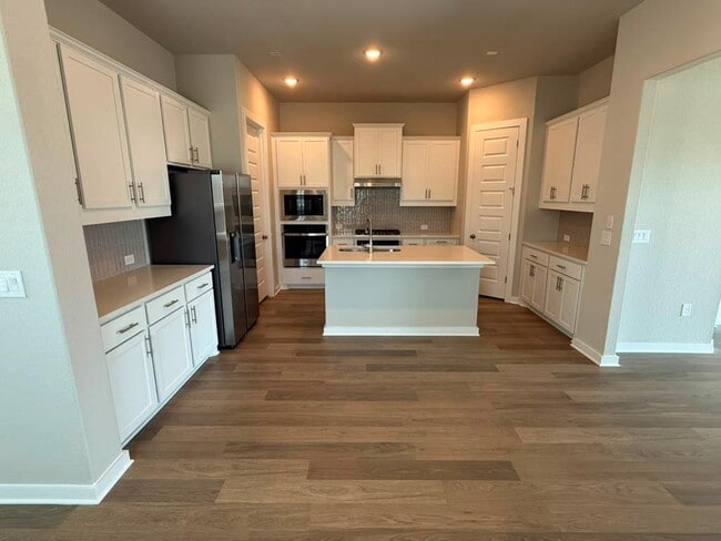 Building Photo - 745 Beaverton Dr