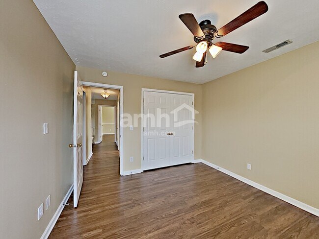 Building Photo - 2822 Meadow Gln