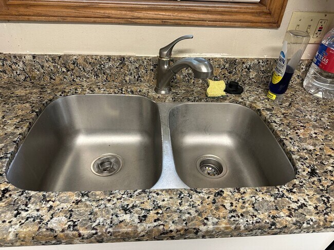 Building Photo - College Station - 3 Bedroom - 2 Bath - 2 vehicle car - Fenced in back yard - House.