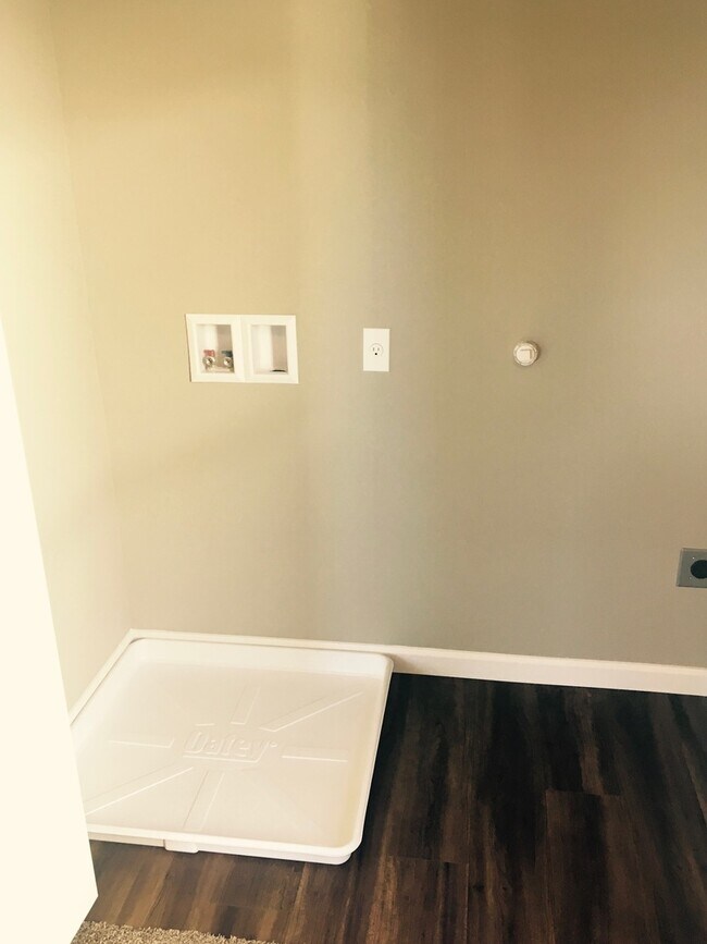 Building Photo - 1422-1422 Marigold Dr