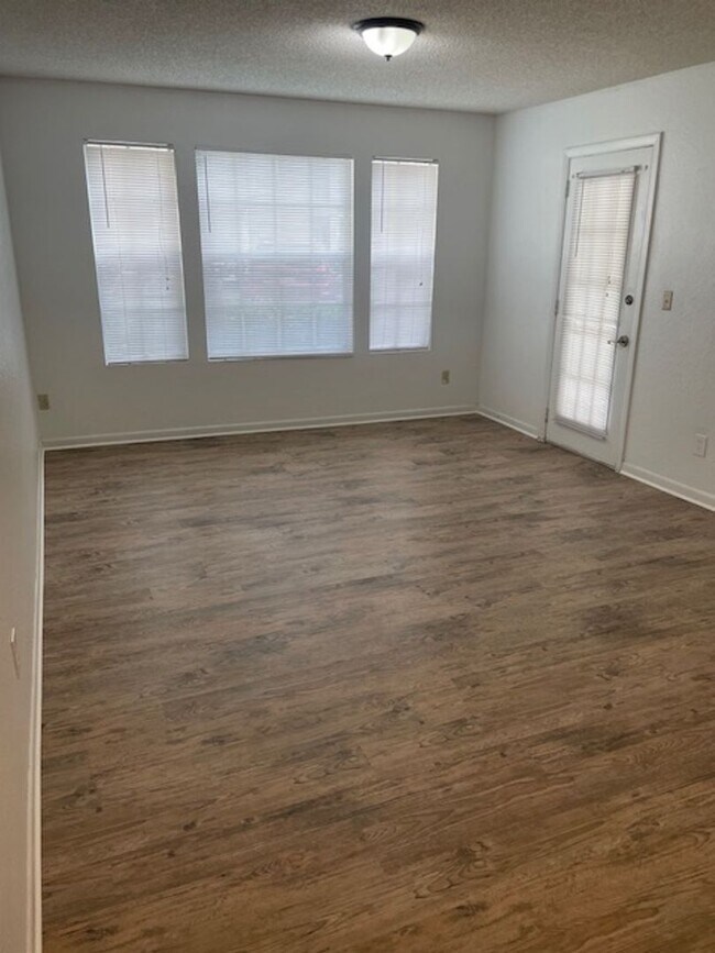 Building Photo - Lexington place ground fl One bedroom