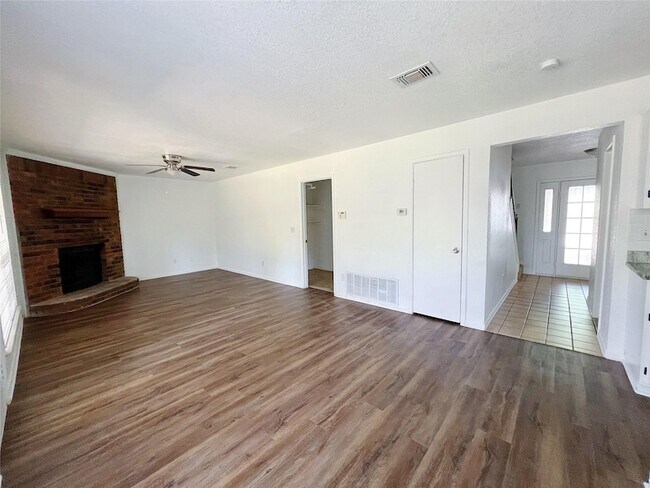 Building Photo - 616 Valley Spring Dr