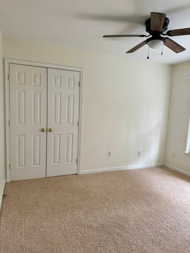 Building Photo - 3004 Southhampton Dr