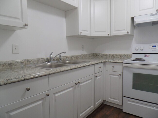 Building Photo - Updated, spacious one bedroom