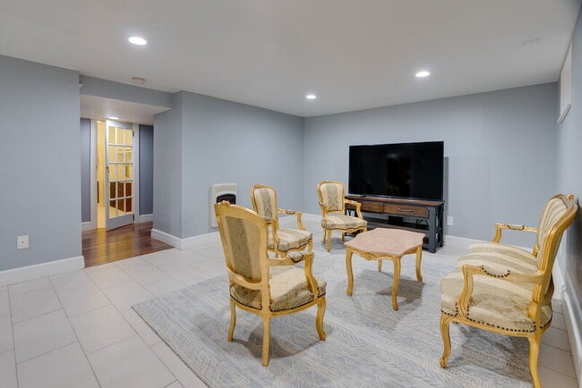 Building Photo - 3321 NE Peerless Pl