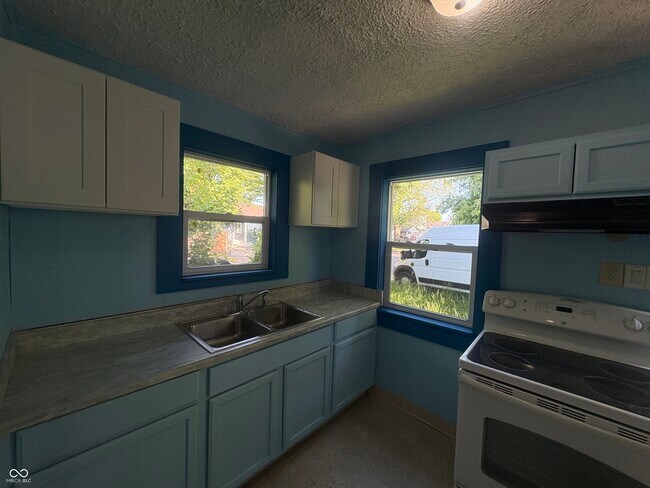 Building Photo - 2827 E 18th St